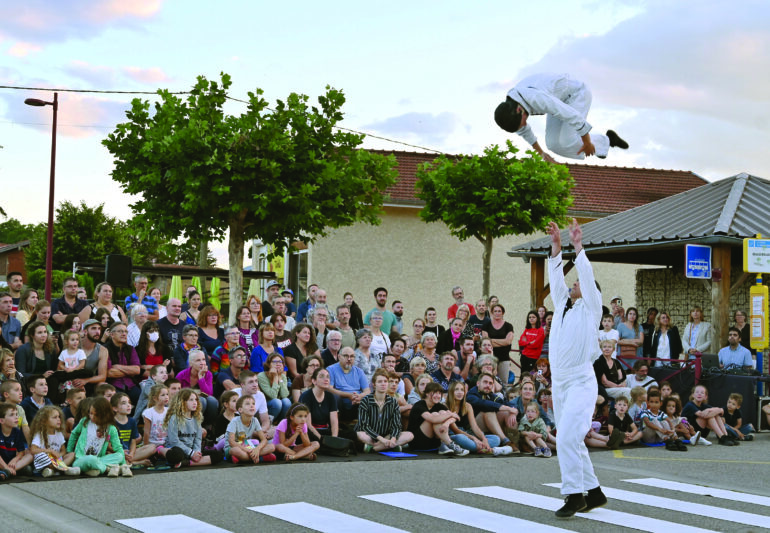 Acrobates lors d'un spectacle de rue